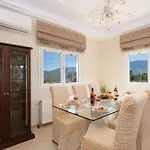 Gerasimos Dream House - 7 Minutes From The Airport Apartment *